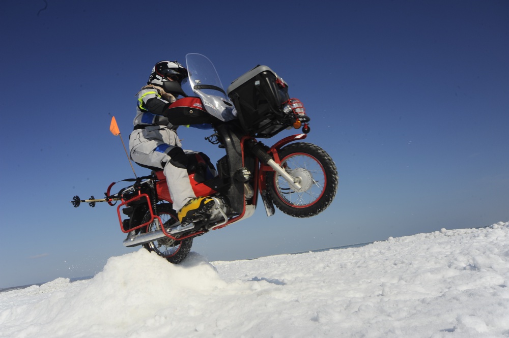 スーパカブ110PROで流氷ジャンプ！