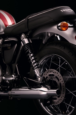 Bonneville_T120_Details_Shocks_Silencer