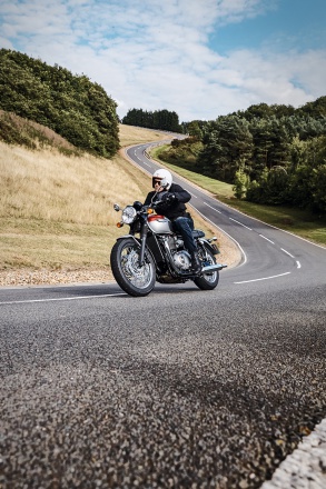 Bonneville_T120_Riding_Shot003