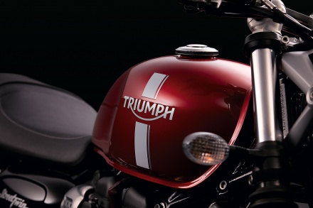 Street_Twin_Detail_RedTank_Badge