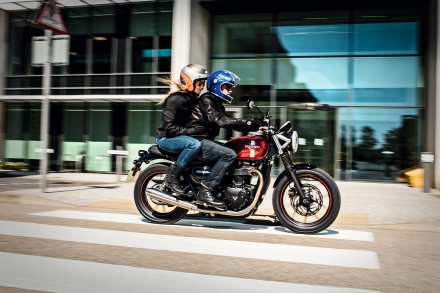 Street_Twin_Riding_Shot_001