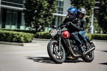 Street_Twin_Riding_Shot_002