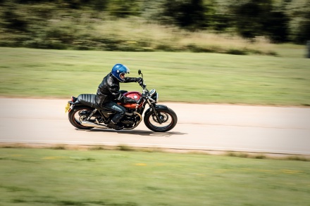 Street_Twin_Riding_Shot_003