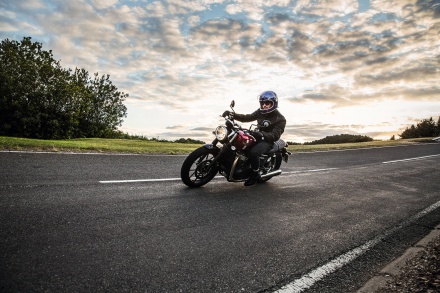 Street_Twin_Riding_Shot_005