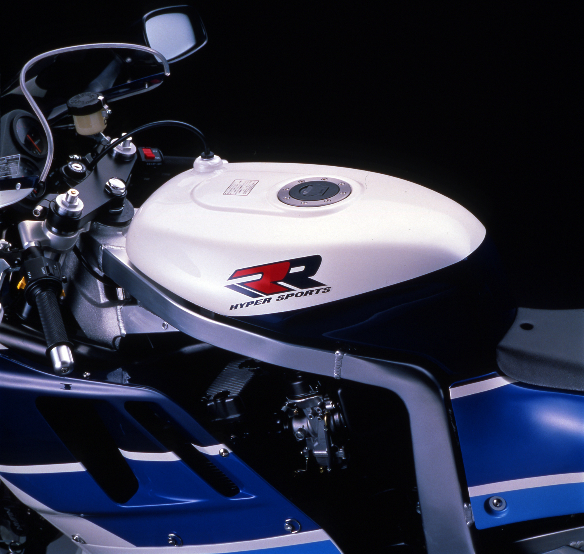 GSX-R750 タンデムステップ 左 35F スズキ 純正  バイク 部品 GR7HA コケキズ無し 割れ欠け無し 修復素材に 車検 Genuine:22201079