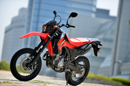 CRF250Lベースのモタード・CRF250M。違いはホイールサイズだけにあらず！