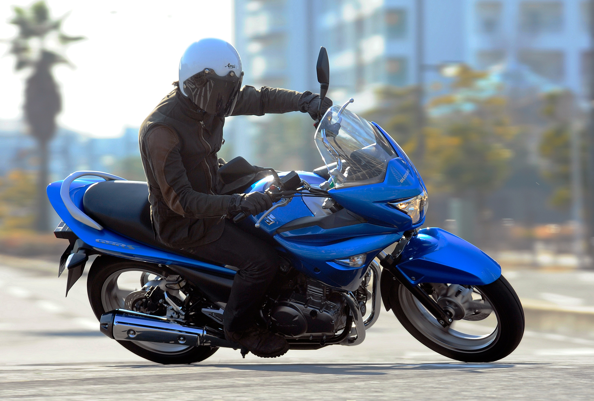 ゆったりポジションのハーフカウルツアラー・GSR250S - バイクニュース