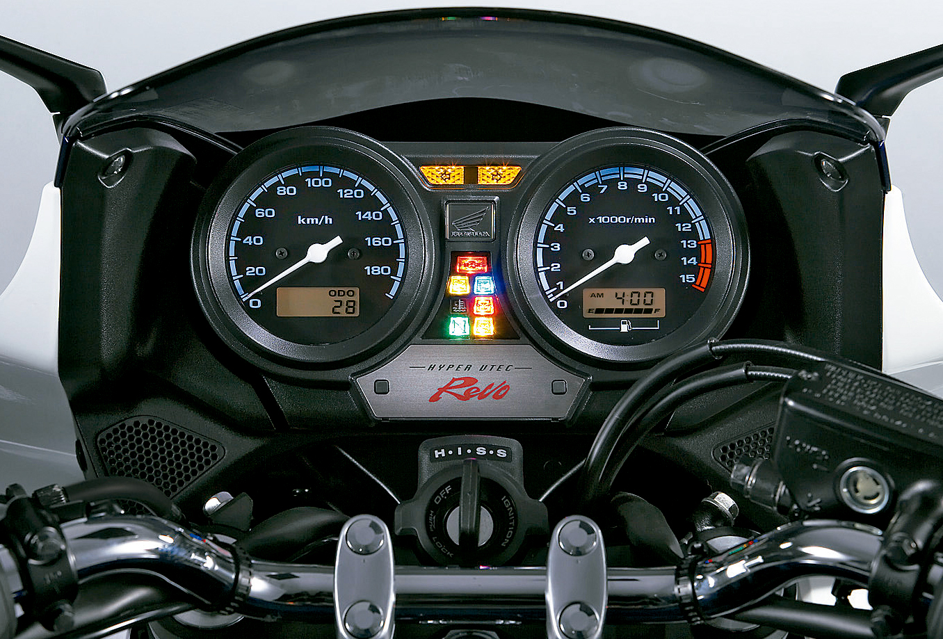 2005年に登場したCB400SBはカウル装備で高速走行時の快適性を