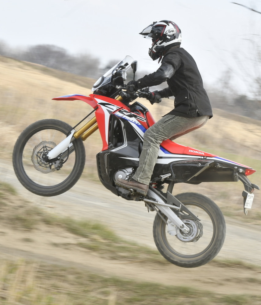 ホンダ・CRF250ラリーでジャンプのインプレッション