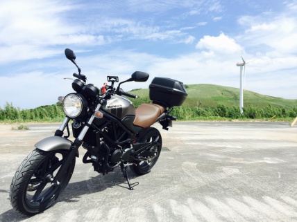 風車と丘とバイク