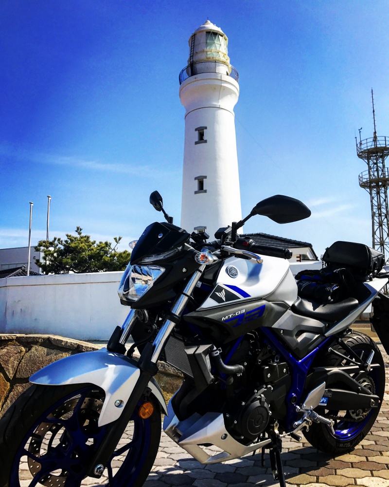 青空と白い灯台とボクのバイク