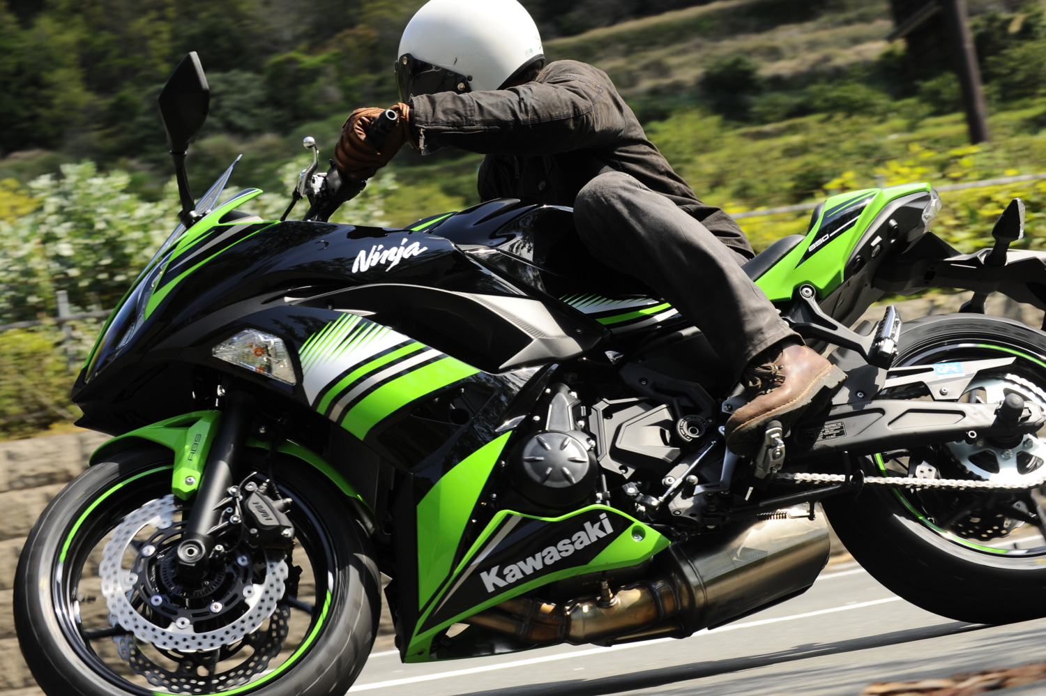 KawasakiのNinja650でコーナーを駆け抜ける