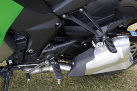 カワサキのNinja1000のタンデムスタップ