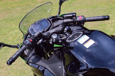 KawasakiのNinja650のコックピット&ハンドル