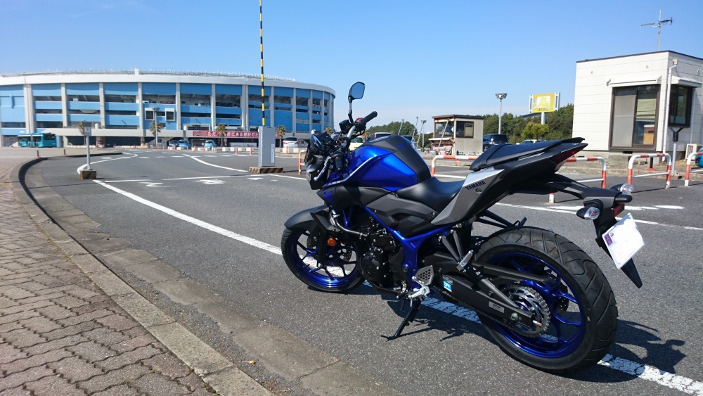 青いスタジアムとバイク