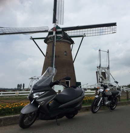 風車の前で記念写真