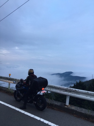 2人で見つめる雲海