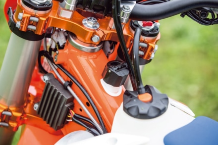 Ktm 250exc Tpi 不可能とされていた2ストロークエンジンのfi化をたった3kgの重量増で実現 インプレッション タンデムスタイル