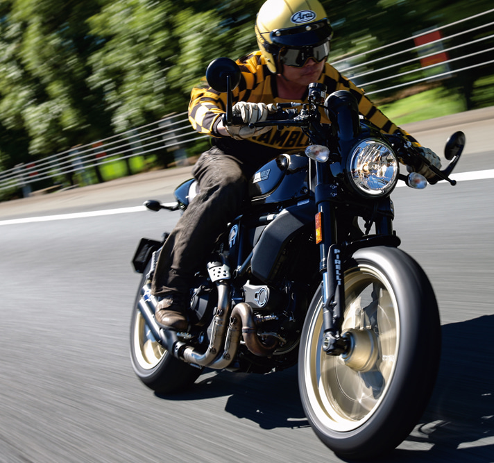 DUCATI SCRAMBLER CAFÉ RACER：対話しながら乗り方を探る、そこに