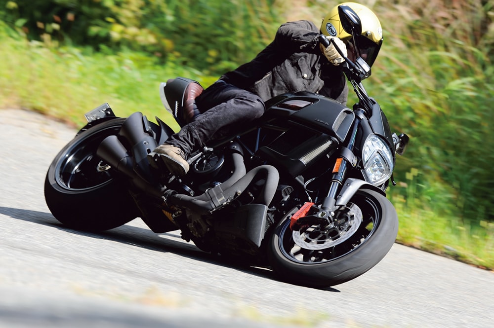 DUCATI DIAVEL DIESEL：悪魔的な風貌のディアベル・ディーゼルが