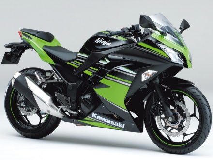 Ninja250は顔だけじゃない。2016年モデルまでの全カラーが大集合!!