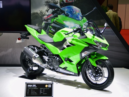 [東京モーターショー2017]エンジン・シャシー・ルックスともに生まれ変わった2018年モデルのNinja250＆Ninja400が世界初披露！