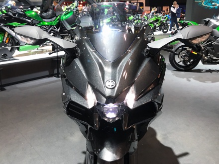 スーパーチャージャー搭載のツアラー・Ninja H2 SXなどがカワサキから発表！ 国内販売は2018年春スタート