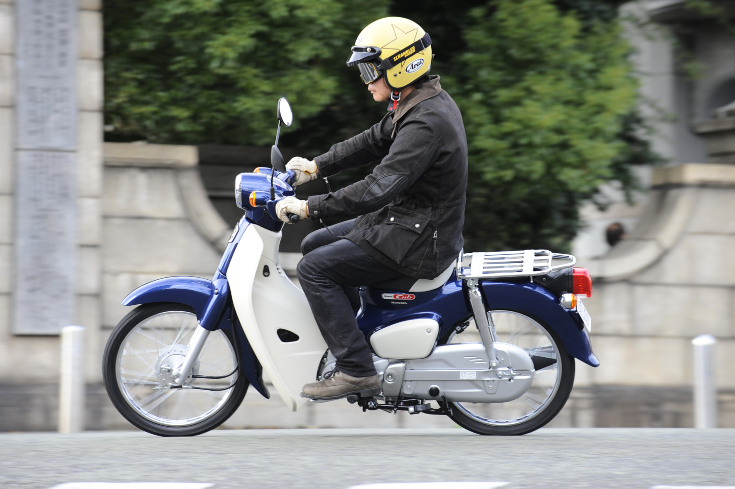 スーパーカブ50で街中を走る。やはりインプレッションするにも街中が一番このバイクのことがよくわかる