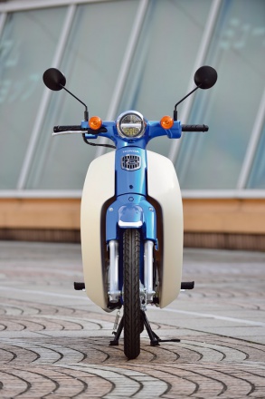 HONDAのSUPER CUB110のフロントビュー