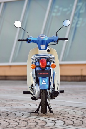 HONDAのSUPER CUB110のリヤビュー