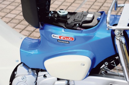 ホンダのスーパーカブ110のシートをあけてみる