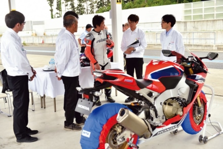 CBR1000RRの試乗後はインプレッションを開発陣に話す