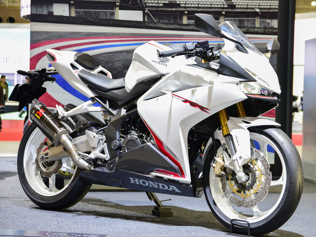 東京モーターショー17で展示されていたカラーが登場 Cbr250rr Absに新色ホワイト追加 バイクニュース タンデムスタイル