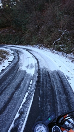 オフ車は雪道でも安心して走れます。