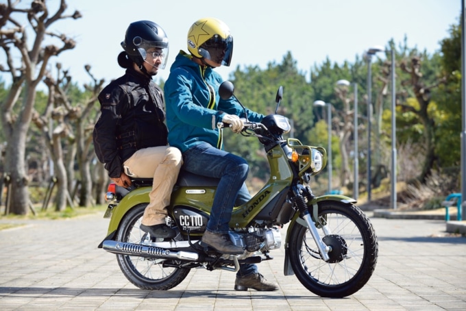 クロスカブ110で二人乗りの足つき状況。ライダーは172cmの谷田貝 洋暁/タンデマーは171cmの吉田　朋