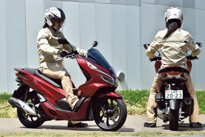 ホンダ・PCX150の足つき状況。試乗インプレッションライダーは171cmの吉田　朋