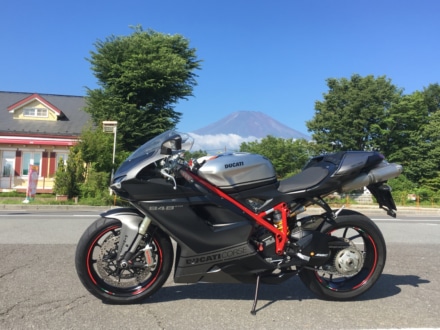 早朝の山中湖にて富士山と