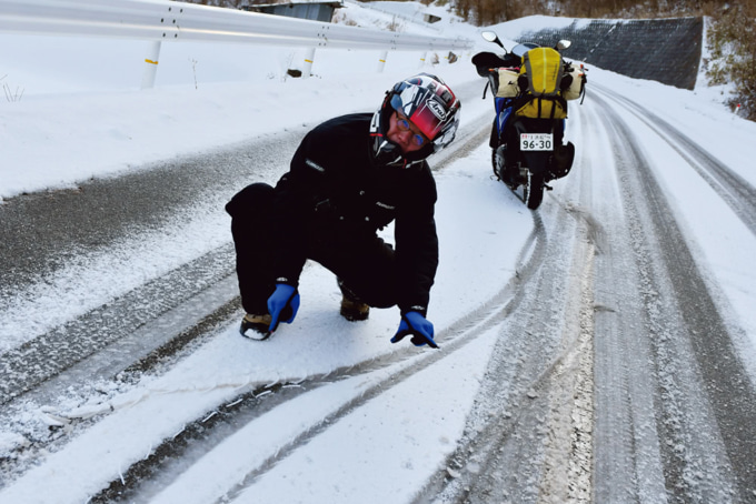 シャーベット状の雪道になっていよいよノーマルでは怪しくなってきた。頑張れTRICITY155