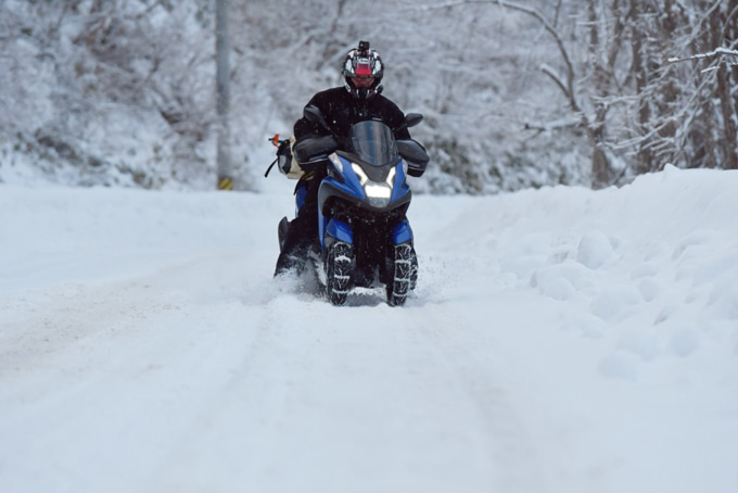 さすがのトリシティ155も片栗粉のような硬さのぐずぐずの雪が積もるような路面はちょっと苦手