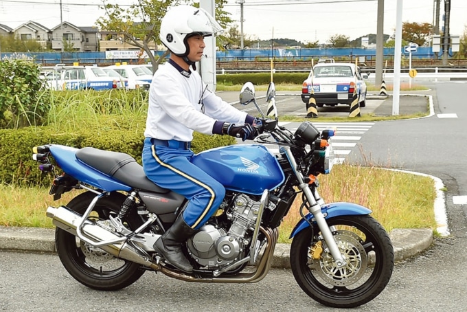 直線コースでなめらかなバイク走行