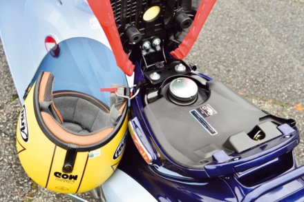 ホンダ・スーパーカブＣ125のシート下&ヘルメットホルダー