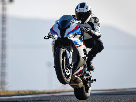 可変バルブタイミング機構採用の新エンジンを搭載！BMW S1000RRの2019年モデルが発表に