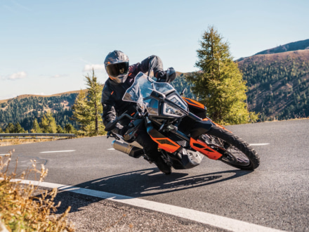 799ccの並列2気筒エンジンを搭載！KTM 790 ADVENTURE/Rが、EICMA2018で発表に