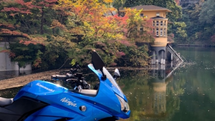 紅葉とバイクのある風景