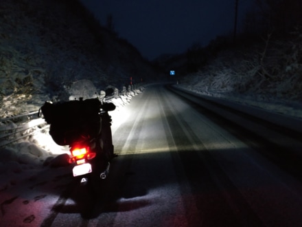 初雪の峠道