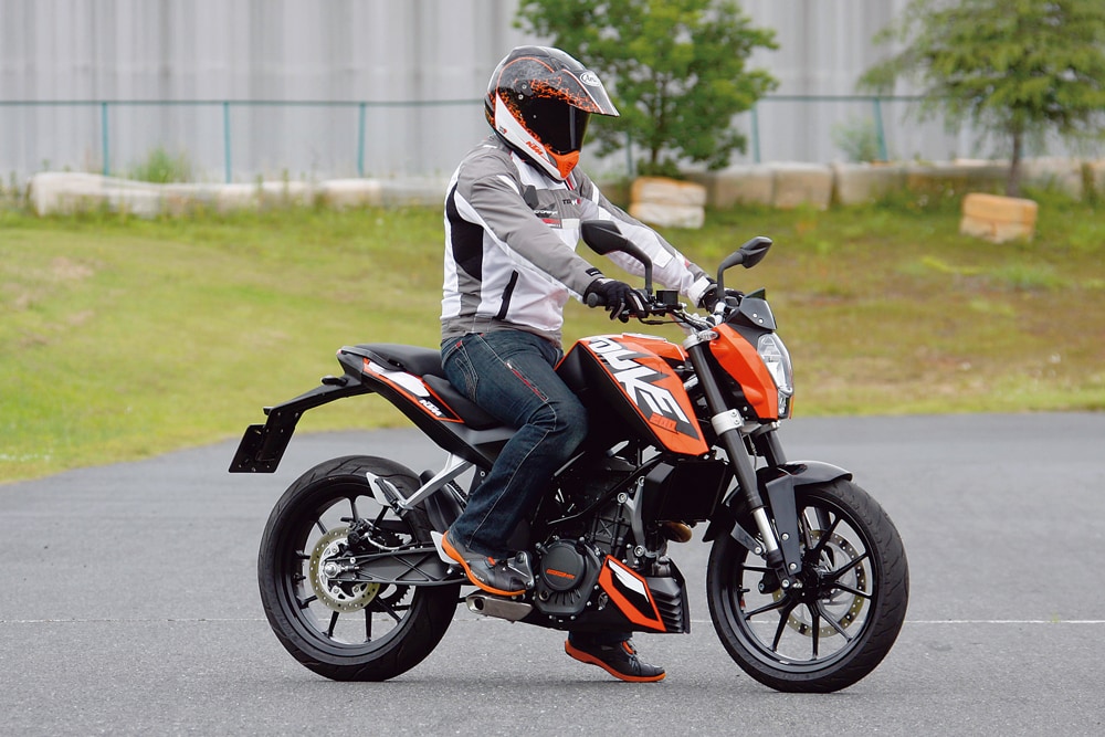 KTM 200DUKE - バイク足つき アーカイブ - タンデムスタイル