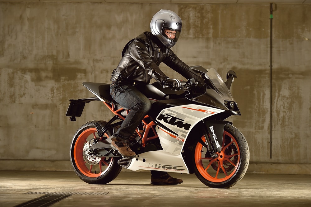 Ktm Rc390 バイク足つき アーカイブ タンデムスタイル