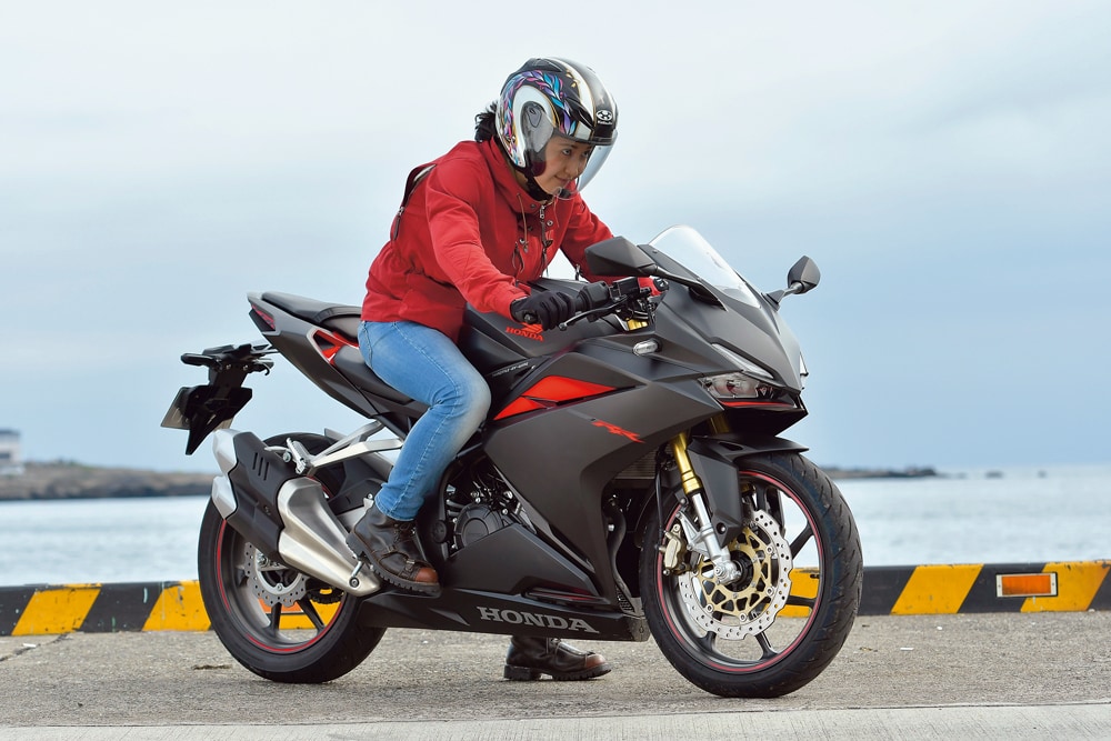 Honda Cbr250rr バイク足つき アーカイブ タンデムスタイル