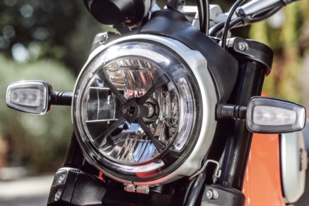 DUCATI SCRAMBLER ICONのヘッドライト