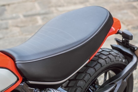 DUCATI SCRAMBLER ICONのシート